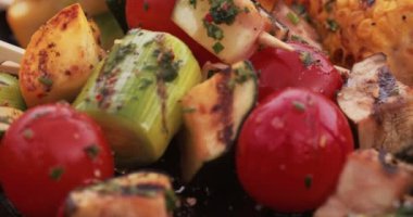 Bir tabakta sağlıklı ızgara sebzeler