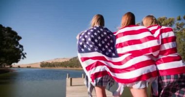 Amerikan bayrağı çalışan genç kızlar