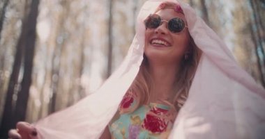 Bir yaz ormandaki Boho kız