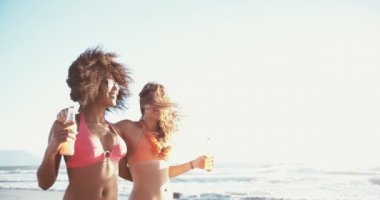 Afro kız ve arkadaşı Sahilde yürüyüş