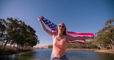 Kız Amerikan bayrağı ile yavaş çekimde çalışan