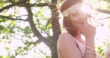 Kameraya gülümseyen hippi genç