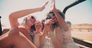 Kız arkadaşlar yüksek beş araba