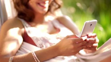 Telefonunu kullanan Boho kız