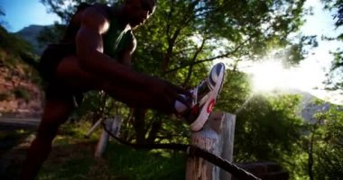 Yol kenarında onun kaslara germe atlet