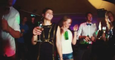 Gece kulübünde şampanya içiyor arkadaşlar