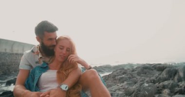 Sahil taşlara oturan Çift