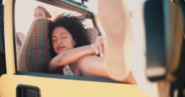 Ciddi Afro kız thoughful araca