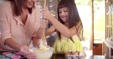 Kız annesi kek için malzemeler karıştırma tarafından yardım