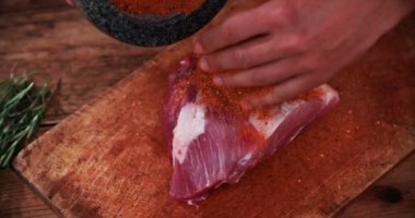 Kuru baharatlı baharat çiğ domuz içine ovuşturdu ediliyor