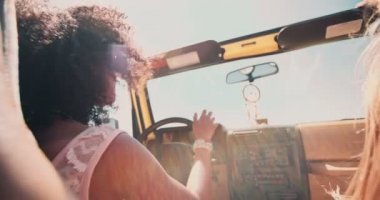 Yaz tatil yolculuğa Afro kız