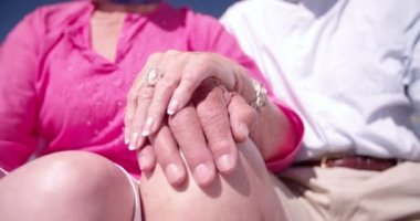 Emekli Çift'ın ellerini dizlerine dokunma