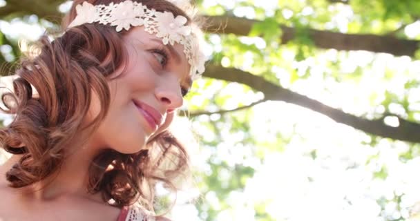 Девушка в стиле бохо улыбается в парке — стоковое видео