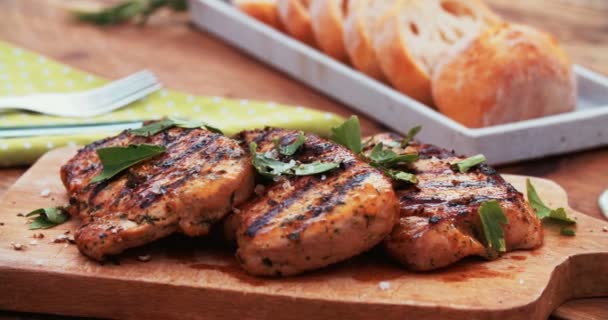 Lichte zomer maaltijd van varkensvlees filets — Stockvideo