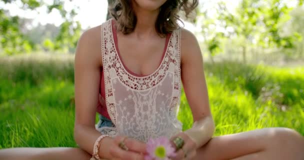 Boho menina sorrindo e segurando uma flor — Vídeo de Stock