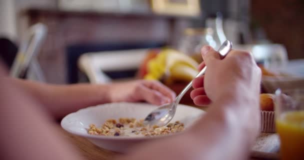 Uomo che mangia cereali — Video Stock