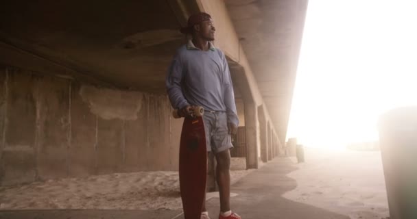 Nastoletnia facet stojący pod wiadukt — Wideo stockowe