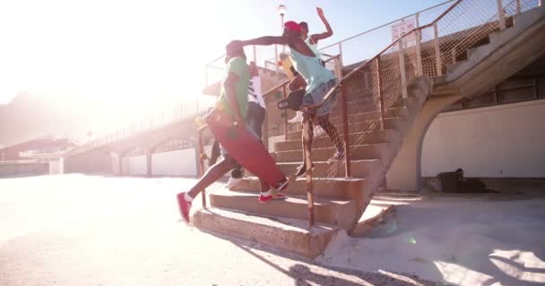 Felice skateboarder amici — Video Stock