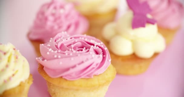 Fechar-se de cupcakes rosa — Vídeo de Stock