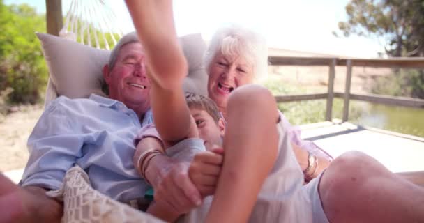 Grootouders lachen terwijl hun kleinzoon kietelen — Stockvideo