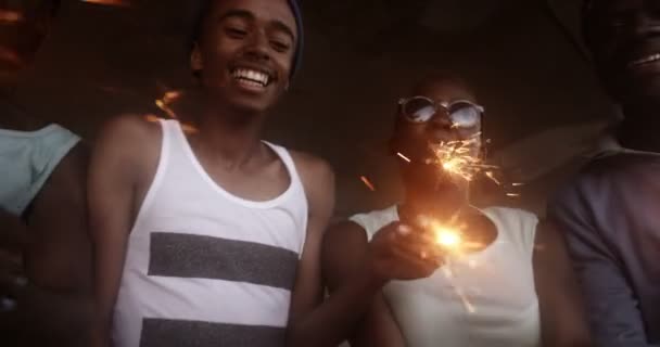 Adolescentes afro-americanos comemorando com sparklers — Vídeo de Stock