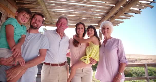 Família de três gerações posando para um retrato — Vídeo de Stock