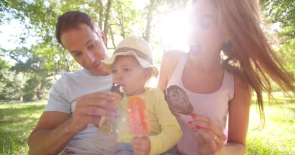 アイスクリームを食べる娘を持つ親 — ストック動画
