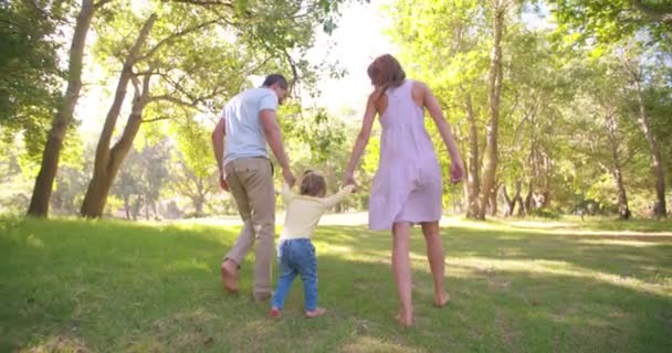 Οι γονείς που αιωρούνται ένα toddler μικρό κορίτσι — Αρχείο Βίντεο