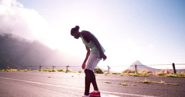 Longboarders racing op een bergweg — Stockvideo