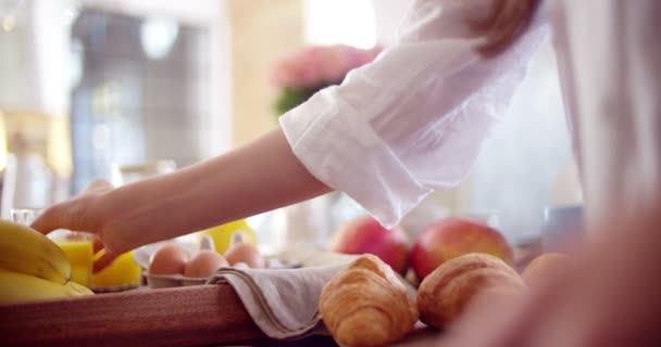 Primer plano de las manos tomando el desayuno — Vídeo de stock