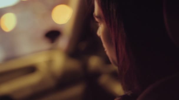 Asiática chica en el asiento del pasajero de coche en la noche — Vídeos de Stock
