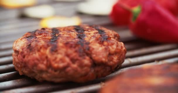 Kvalitet oksekød patties grillning – Stock-video