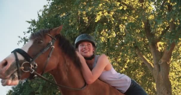 Girl leaning lovingly on her horse — Stock Video