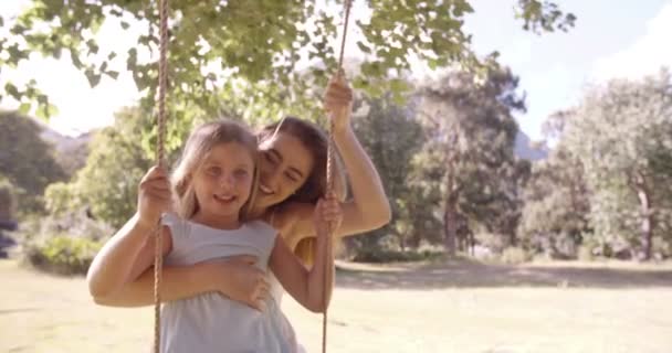 Madre balanceando a su niña en el parque — Vídeos de Stock