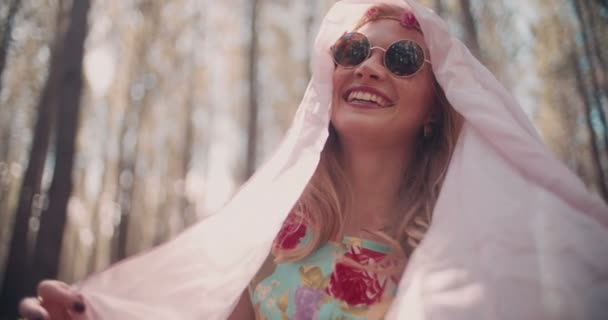 Boho meisje in een zomer forest — Stockvideo