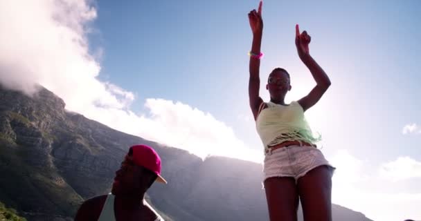 Jeune fille patineuse dansant joyeusement avec des amis — Video