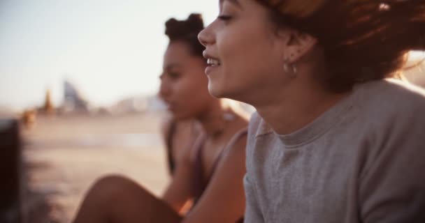 Misto raça grunge teen amigos sentado no um porto parede — Vídeo de Stock