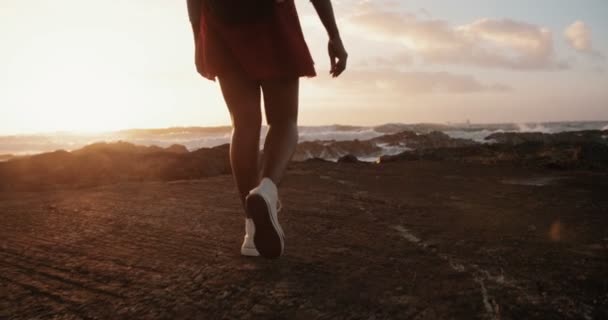 Afro ragazza a piedi su rocce in spiaggia — Video Stock