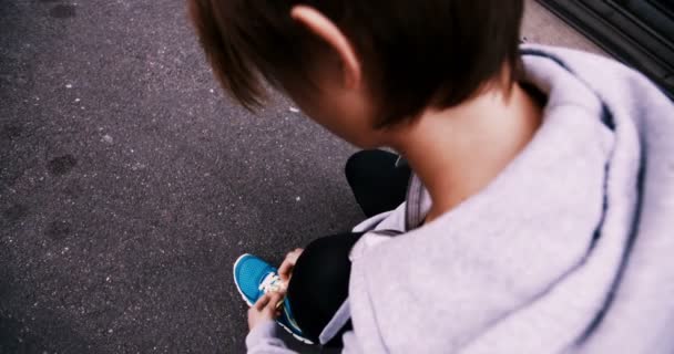 Girl ties the laces on sneakers — Stock Video