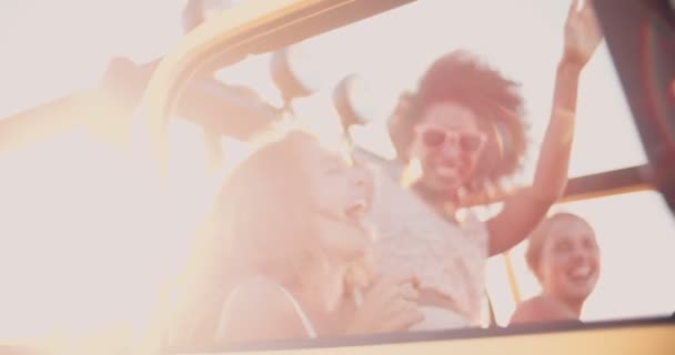 Afro chica riendo con amigos en un viaje por carretera — Vídeo de stock