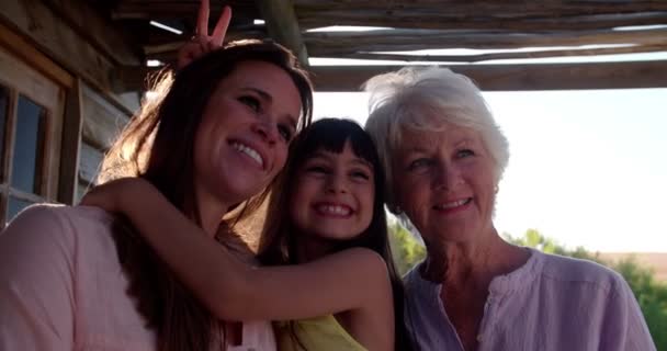 Niña con su madre y su abuela — Vídeo de stock