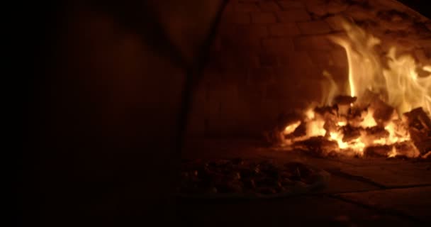 Cottura pizza nel forno a legna italiano — Video Stock