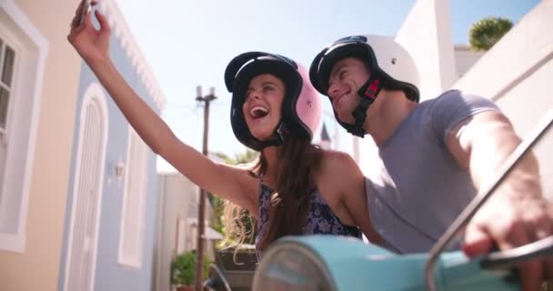 Casal em uma scooter tomando uma selfie — Vídeo de Stock