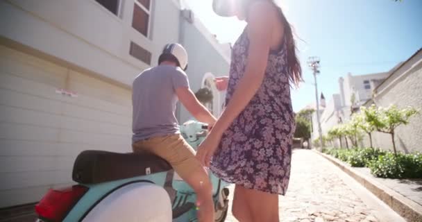 Casal em sua scooter — Vídeo de Stock