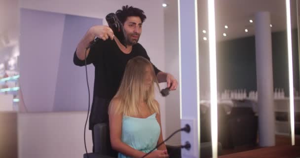 Woman in Hairdresser — Stock Video
