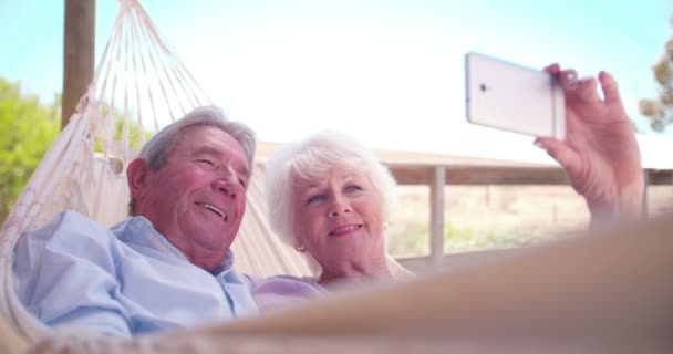 Couple retraité prenant un selfie — Video