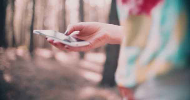 Chica escribiendo en su teléfono inteligente — Vídeos de Stock