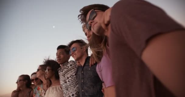 Amigos assistindo o pôr do sol — Vídeo de Stock