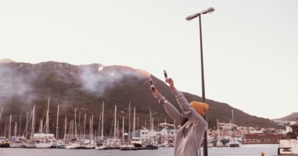 Adolescente grunge menina correndo com chamas em um porto — Vídeo de Stock