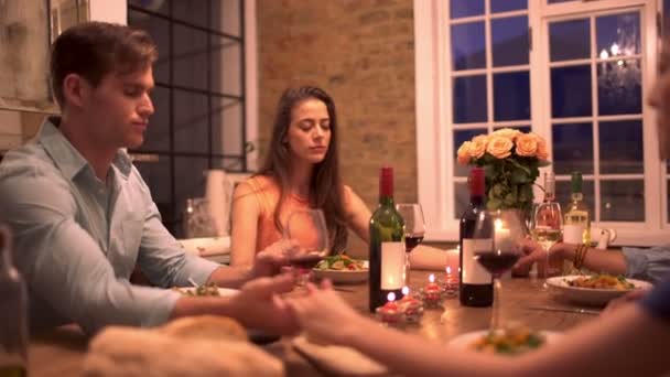 Parejas rezando antes de una cena — Vídeos de Stock